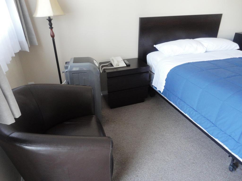 Stratford Motel Уайтхорс Экстерьер фото