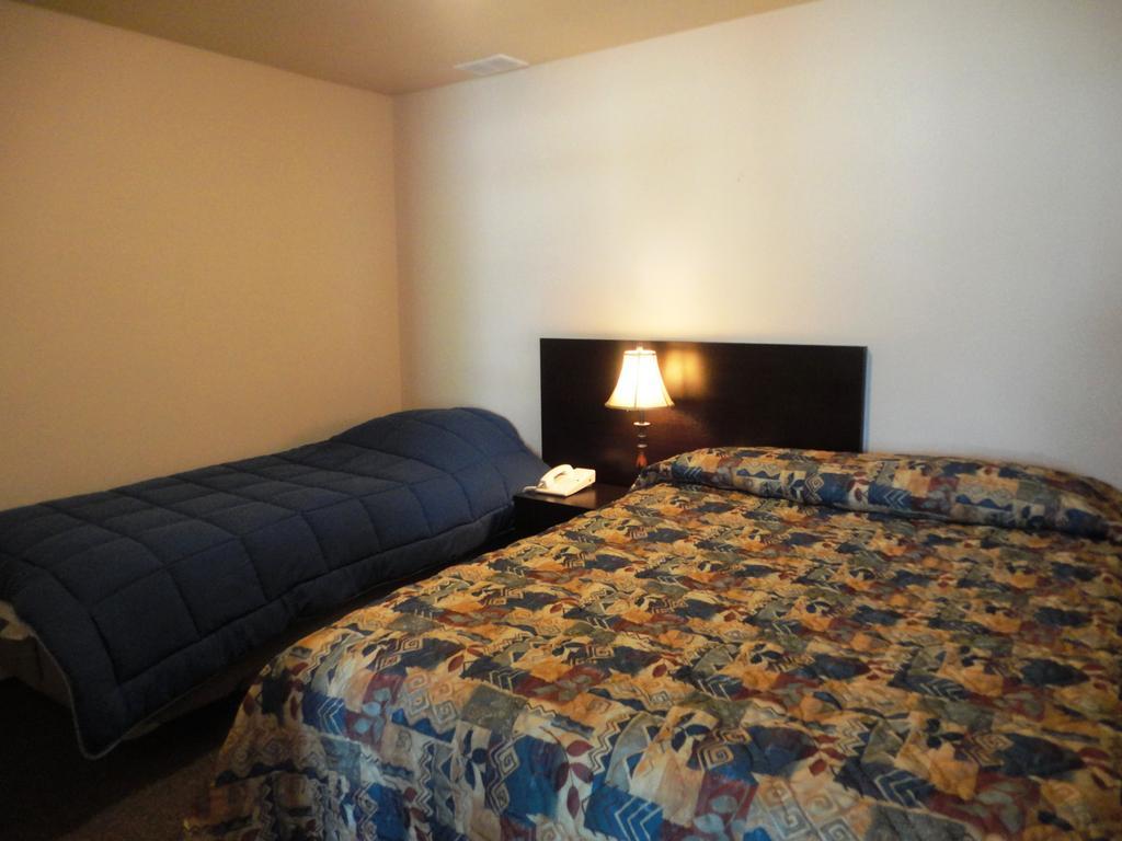 Stratford Motel Уайтхорс Экстерьер фото