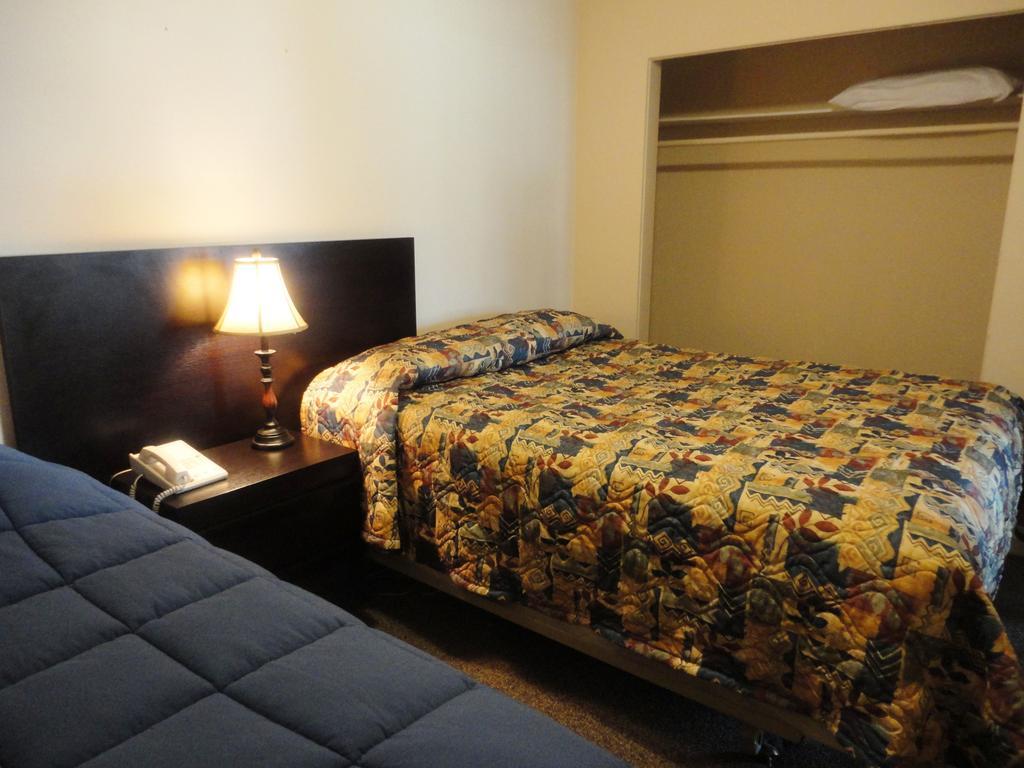 Stratford Motel Уайтхорс Номер фото