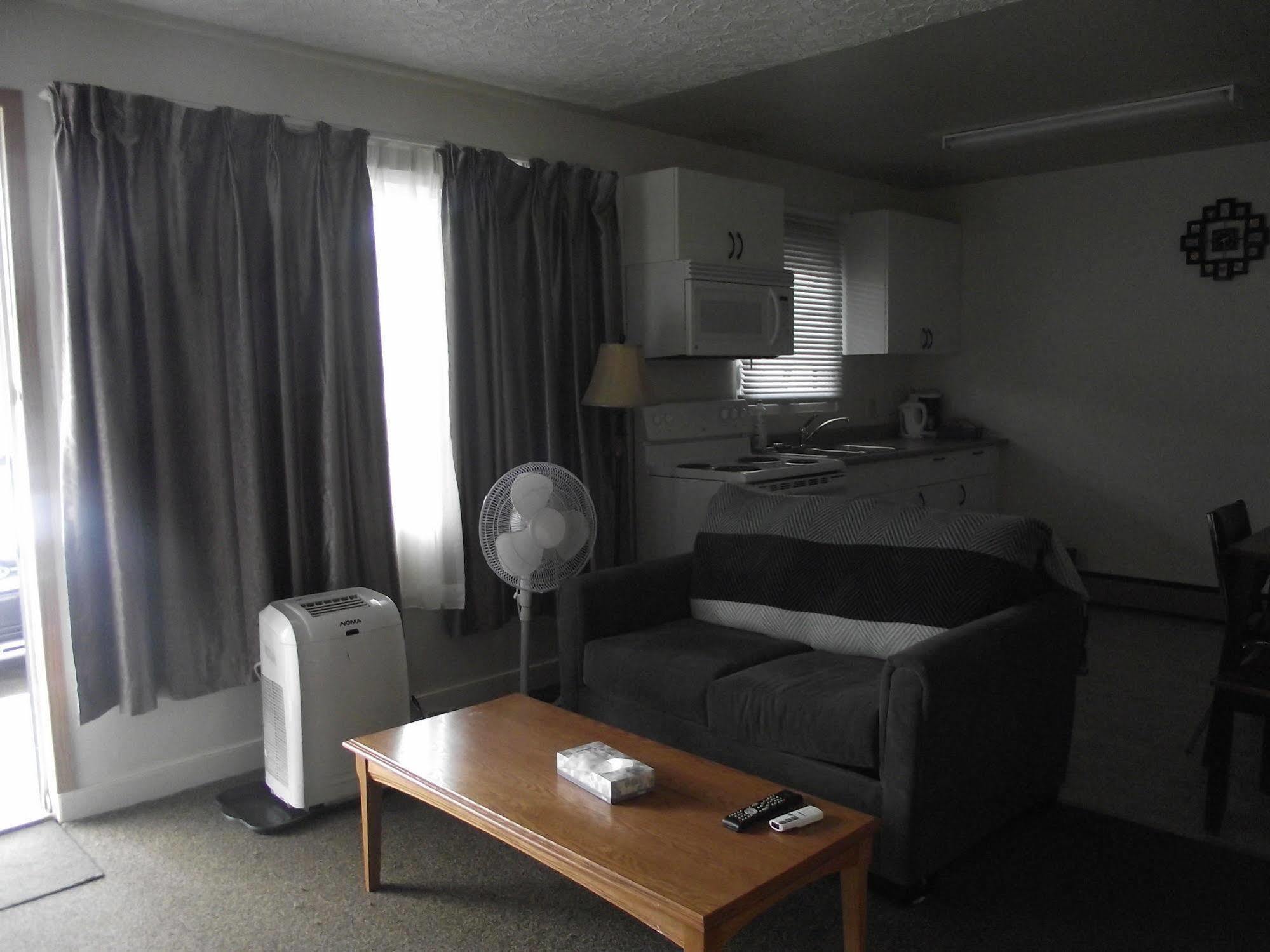 Stratford Motel Уайтхорс Экстерьер фото