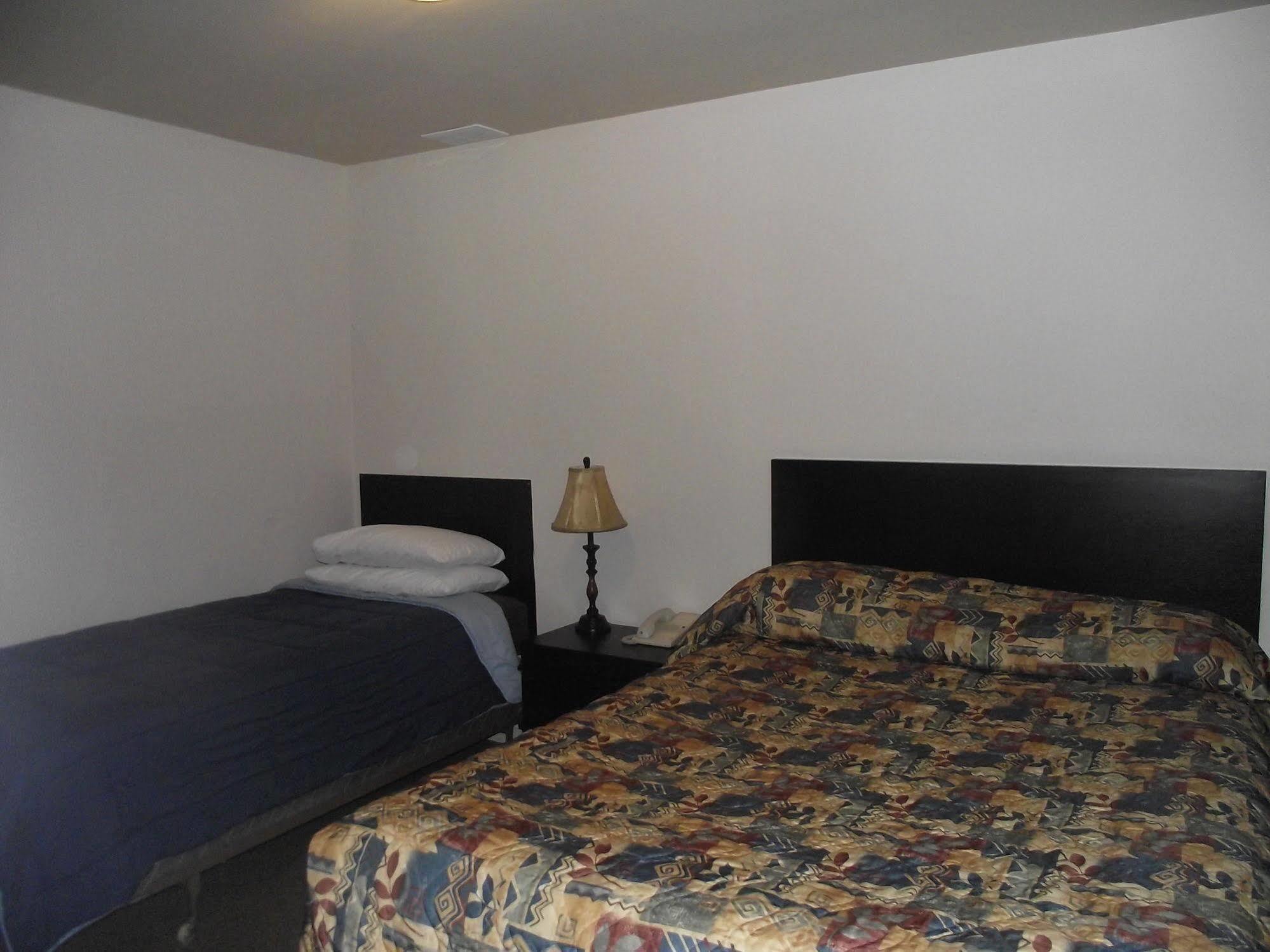 Stratford Motel Уайтхорс Экстерьер фото