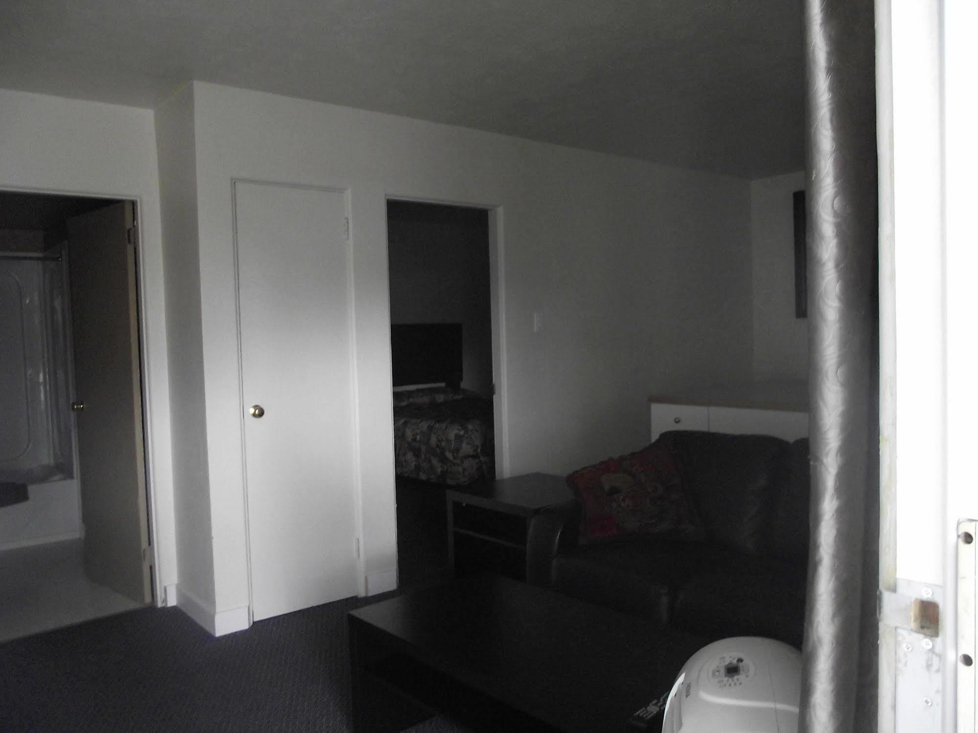 Stratford Motel Уайтхорс Экстерьер фото