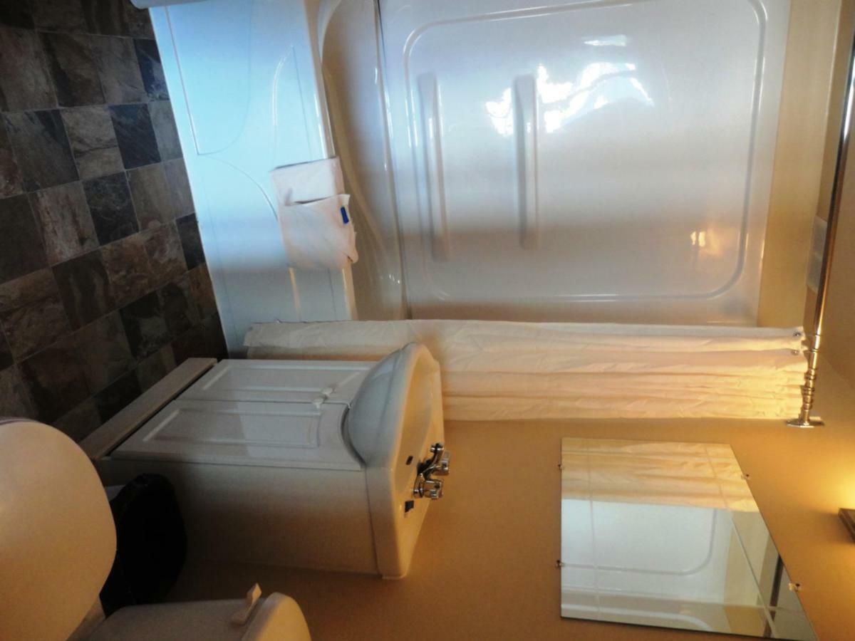Stratford Motel Уайтхорс Экстерьер фото